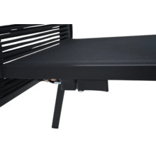 Vue détaillée d'une chaise de jardin noire