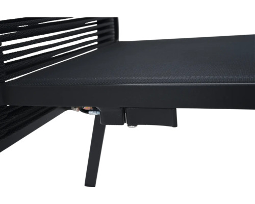 Vue détaillée d'une chaise de jardin noire