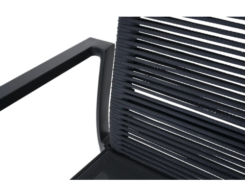 Vue détaillée d'une chaise de bureau avec accoudoir et dossier tressé