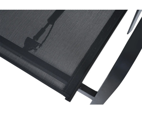 Vue détaillée d'un transat de jardin avec cadre métallique et revêtement en maille