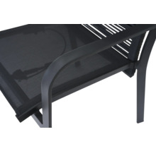 Vue détaillée d'une chaise de jardin noire avec accoudoir