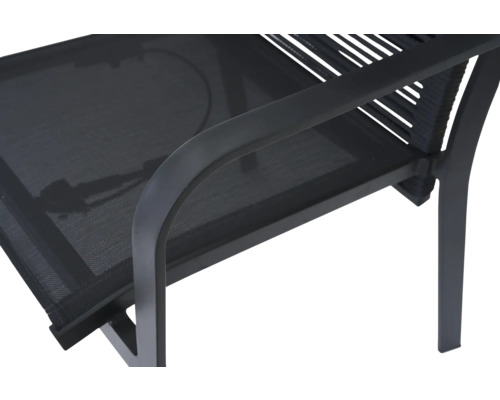 Vue détaillée d'une chaise de jardin noire avec accoudoir
