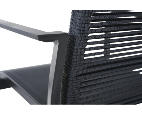 Vue détaillée d'une chaise de jardin avec accoudoir et cordage