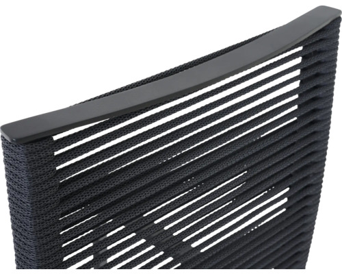 Gros plan d'une chaise noire avec dossier tressé pour l'extérieur