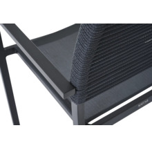 Vue détaillée d'une chaise de jardin avec dossier tressé