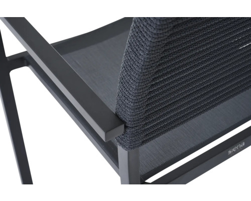 Vue détaillée d'une chaise de jardin avec dossier tressé