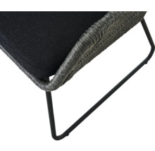 Vue détaillée d'une chaise avec assise et pieds en métal