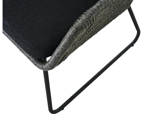 Vue détaillée d'une chaise avec assise et pieds en métal