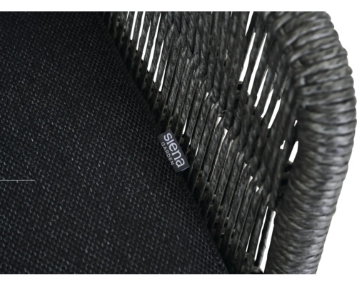 Gros plan d'un siège tressé avec le logo Siena Garden