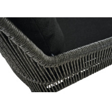 Gros plan d'un fauteuil en rotin avec coussin