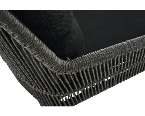 Gros plan d'un fauteuil en rotin avec coussin