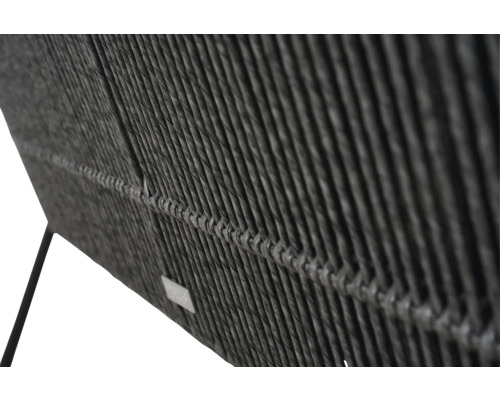 Gros plan d'un fauteuil en rotin