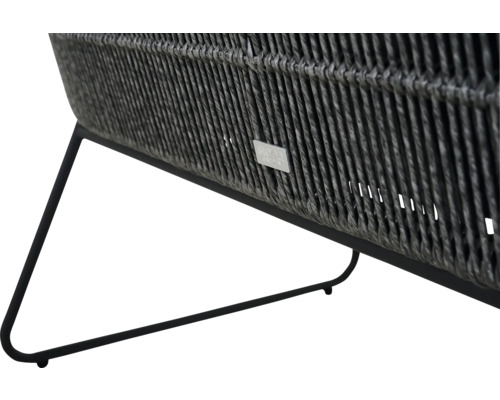 Gros plan d'un fauteuil tressé avec cadre en métal