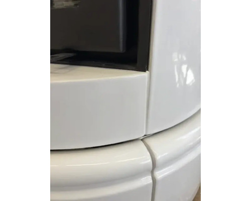 Vue détaillée d'un poêle en faïence avec revêtement en céramique blanche