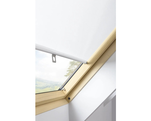 Detailansicht eines Dachfensters mit Rolloführungsschiene