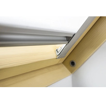 Vue détaillée d'une fenêtre de toit avec store