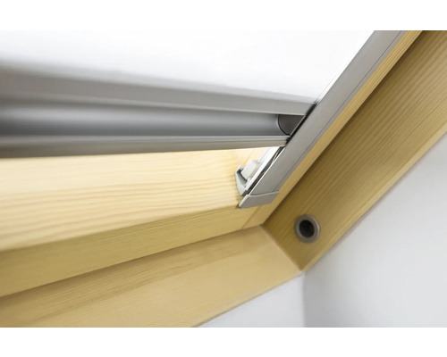 Vue détaillée d'une fenêtre de toit avec store