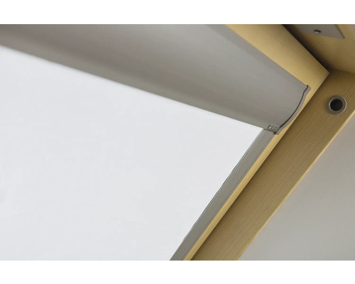 Gros plan d'une fenêtre de toit avec store enrouleur