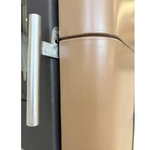 Detailansicht eines Schranks mit Metallgriff