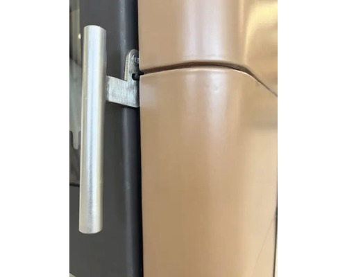 Detailansicht eines Schranks mit Metallgriff