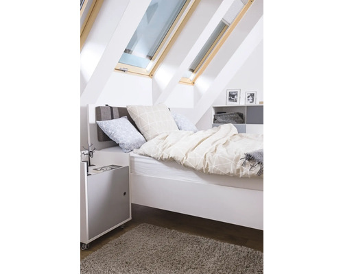 Helles Schlafzimmer mit Dachfenstern, Bett, Nachttisch und Teppich