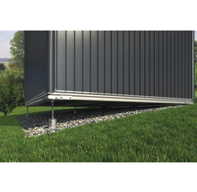 Detailansicht eines Gartenhauses mit Schraubfundament auf einem Rasenhang.