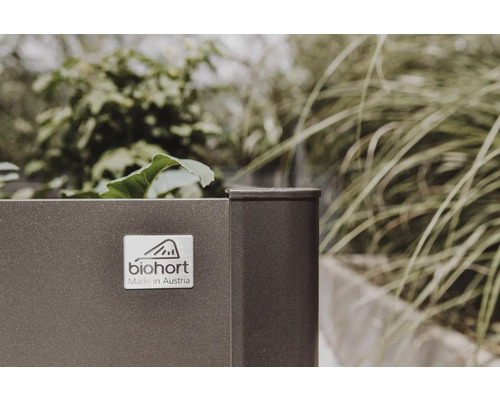 Vue détaillée d''un potager surélevé avec le logo Biohort et des plantes