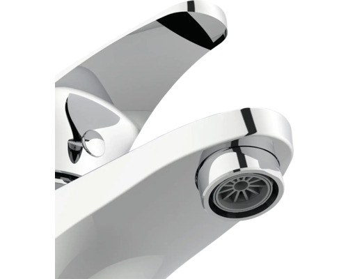 Detailaufnahme einer glänzenden Armatur