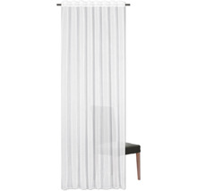 Voilage décoratif blanc avec suspension à bande fronceuse devant une chaise