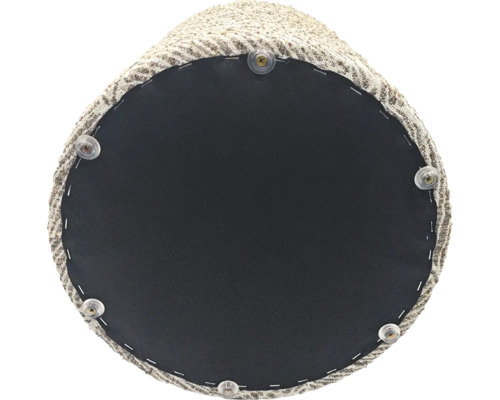 Blick auf eine Katzenhöhle von unten mit Textiloberfläche und schwarzem Stoff.