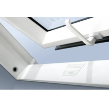 Detailansicht eines geöffneten Dachfensters mit Griff