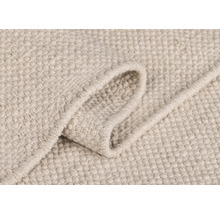 Vue détaillée d''un tapis de couleur claire avec une texture tissée