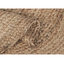 Nahaufnahme eines geflochtenen Teppichs aus Naturfasern.