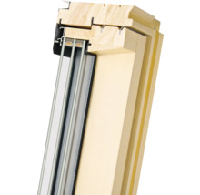 Coupe transversale d'une fenêtre de toit avec cadre en bois et vitrage isolant