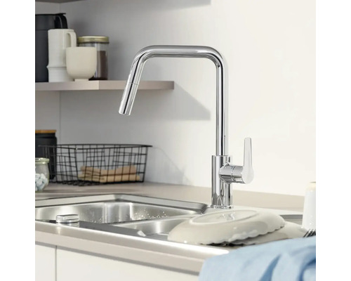 Küchenszene mit Chrom Küchenarmatur über Spülbecken