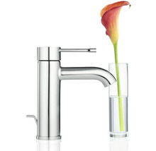 Robinet de lavabo en métal avec vase de fleurs