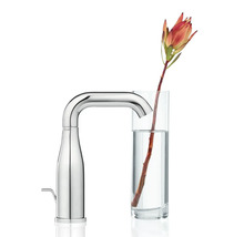 Robinet avec une fleur dans un verre d''eau