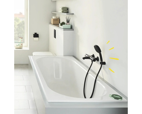 Salle de bain avec baignoire, robinetterie noire et étagères