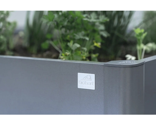 Hochbeet aus Metall mit Pflanzen und Biohort Logo