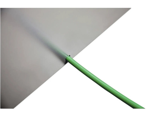 Vue détaillée d''une plaque d''aluminium avec un tuyau vert