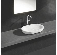 Lavabo de salle de bain avec robinet et miroir