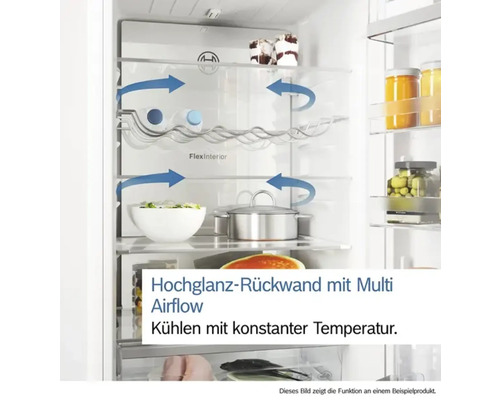 Innenraum eines Kühlschranks mit Umluftkühlung und verschiedenen Lebensmitteln