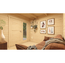 Vue intérieure d'une maison en bois avec canapé et décoration