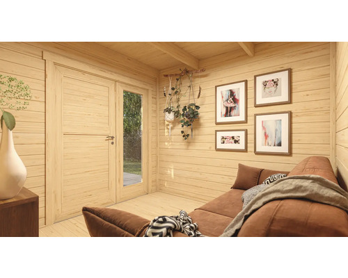 Vue intérieure d'une maison en bois avec canapé et décoration