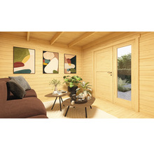 Innenansicht eines Holzhauses mit Sofa, Tischen, Pflanzen und Dekoration