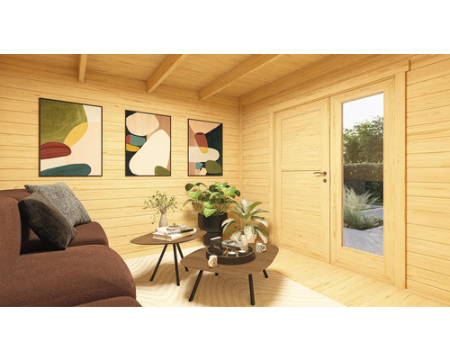 Vue intérieure d'une maison en bois avec canapé, tables, plantes et œuvres d'art.