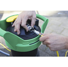 Appareil de jardin avec raccord de tuyau en cours d''utilisation