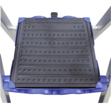 Trittfläche einer Haushaltsleiter aus Kunststoff