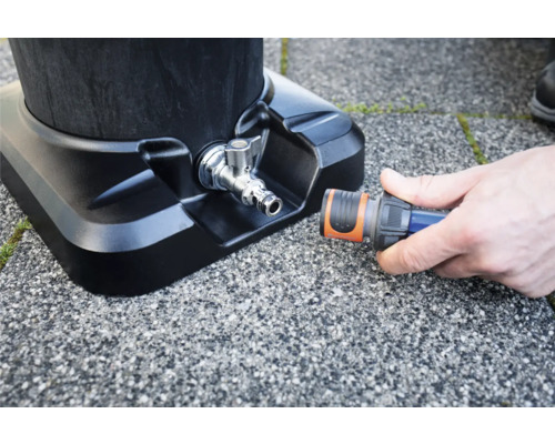 Raccordement d''un tuyau d''arrosage à un robinet sur un réservoir d''eau de pluie