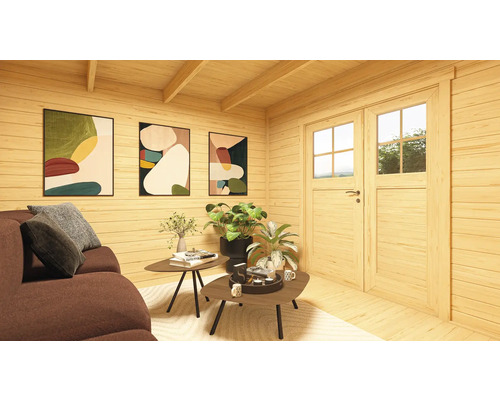 Helle Holzhütte mit Sofa, Couchtischen, Pflanzen und Dekoration